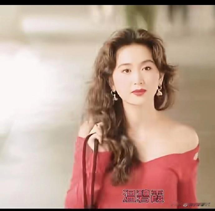 温碧霞这袭红裙，真的美得无懈可击！她1966年出生于香港，是演员也是歌手，《火玫