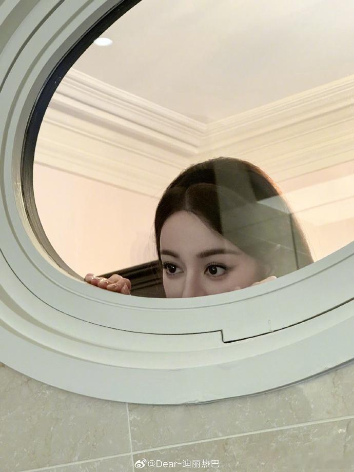 迪丽热巴探头猫猫  迪丽热巴躲猫猫比OK  迪丽热巴的探头猫猫比 OK 姿态，真