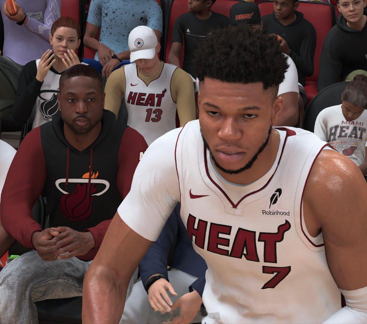 NBA2K在新版热火的比赛中，加入了一个观众[笑cry][笑cry][笑cry]