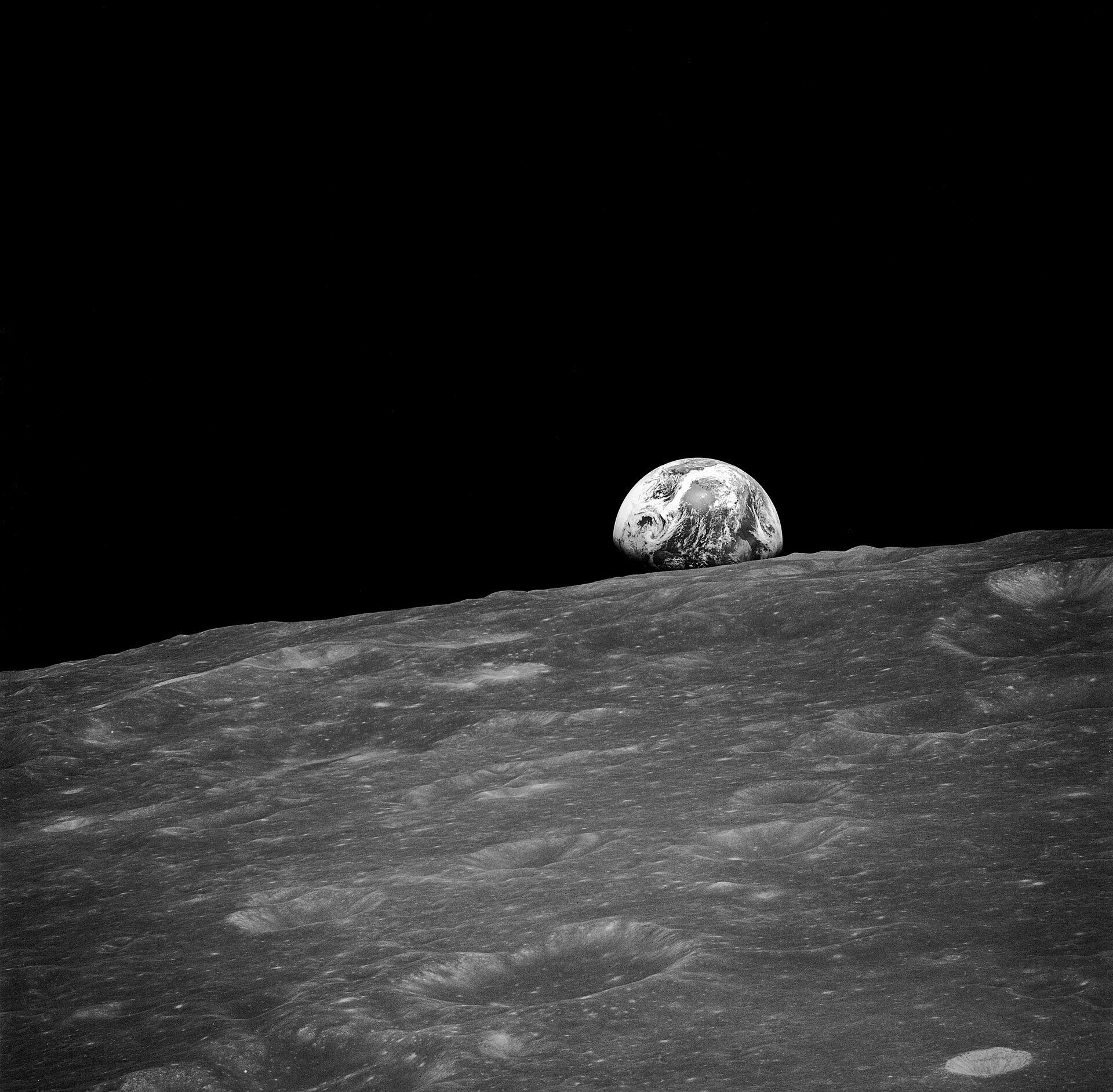 人类从月球上拍摄的第一张地球升起照片，来自1968年的阿波罗8号任务。 
