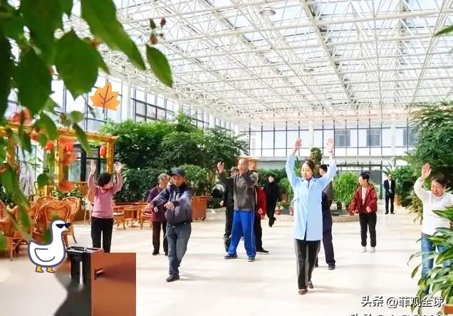 北京一些社区工作人员，最近心里憋着火。
 
送饭、陪护、跑前跑后，干的都是最磨人