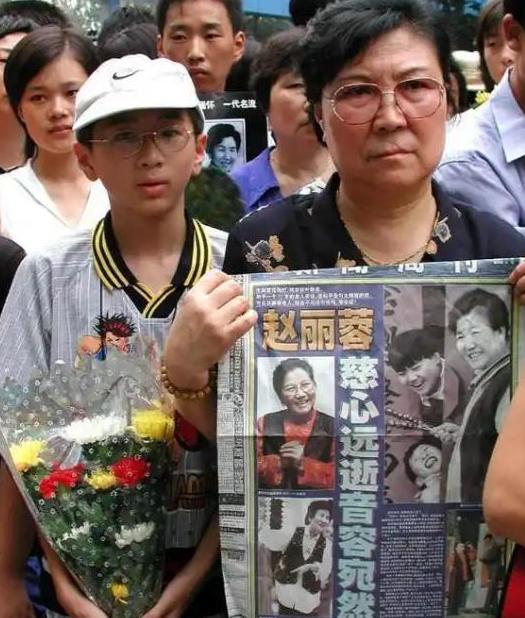 2000年的一天，已经进入生命最后阶段的赵丽蓉在家人的帮助下穿好寿衣，又亲笔立好