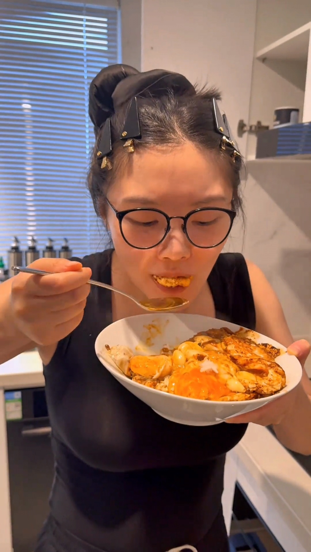 徐冬冬婚后厨房徐冬冬下厨给尹子维做饭 徐冬冬做的饭被尹子维吃个碗见底，一个做饭一