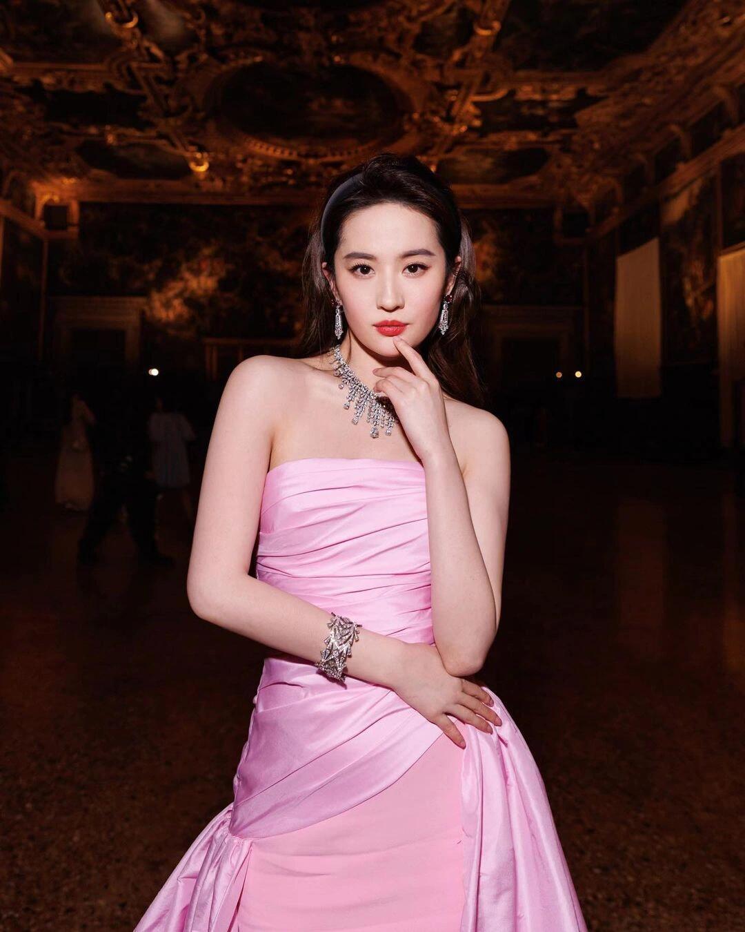 #刘亦菲压轴#压轴正确的！中肯的！一阵见血的！每逢红毯重头戏必是我们神仙姐姐[哇