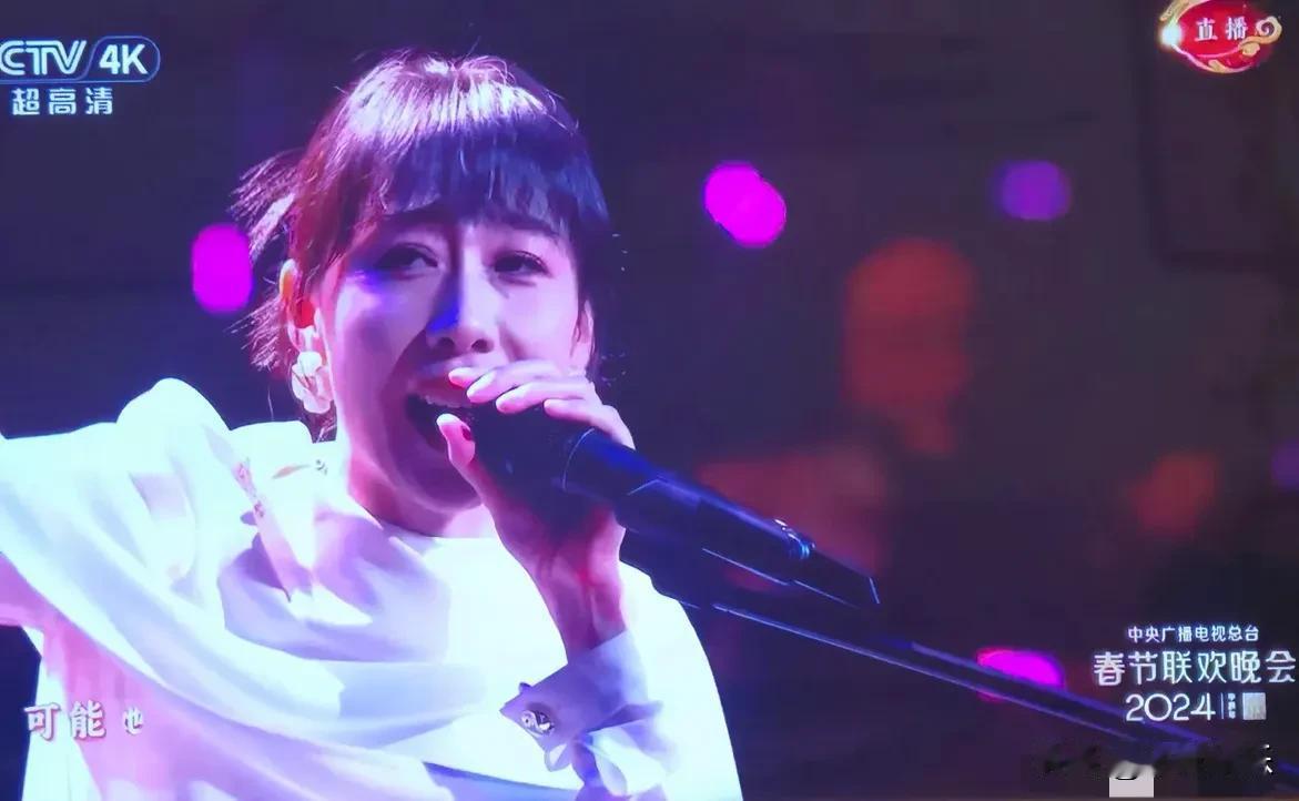 任素汐的独唱才让我明白女演员比很多歌手还要优秀。有些歌手一辈子就唱2首歌，就唱不