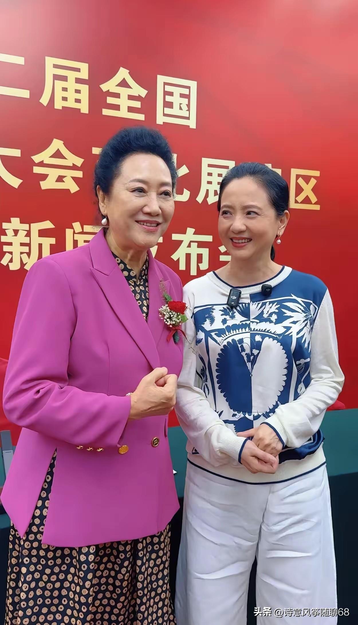 63岁的张凯丽和61岁的陶慧敏同框，她们的差别一目了然。

陶慧敏的小脸精致，脸