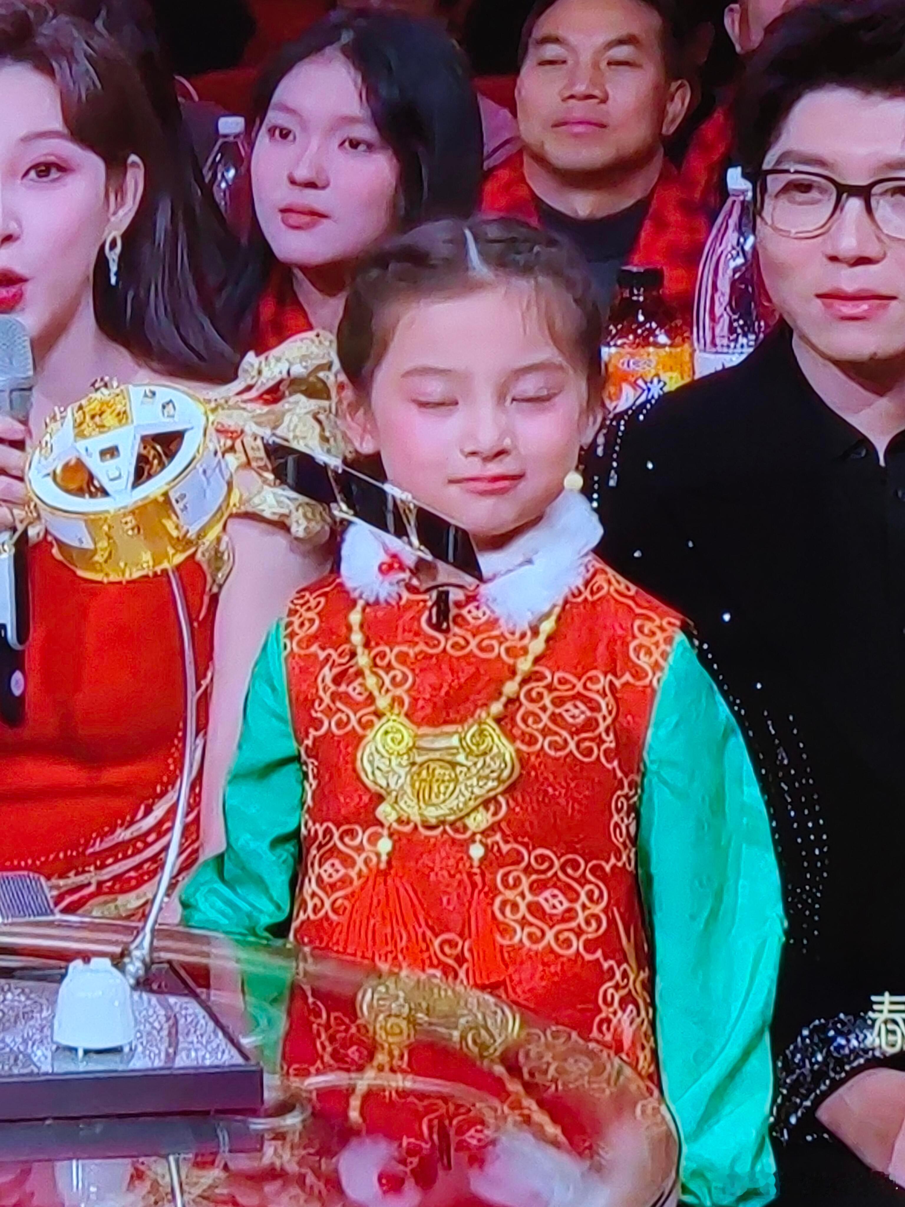 人机小女孩 一个一直点头微笑的人机小女孩哈哈哈哈 