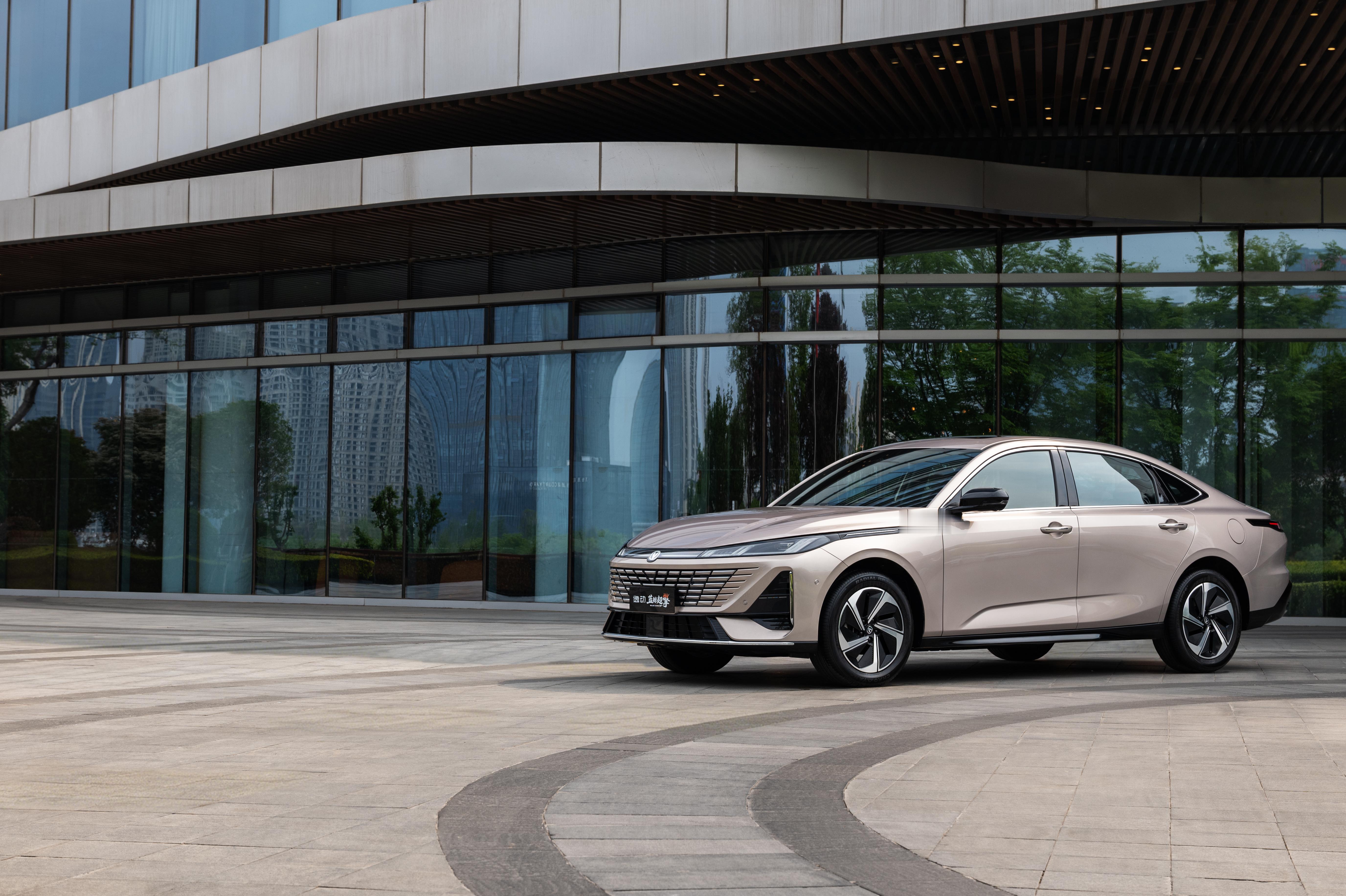 北京车展，长安第四代逸动&CS75PLUS蓝鲸超擎双车全球首发，价格门槛非常有诚