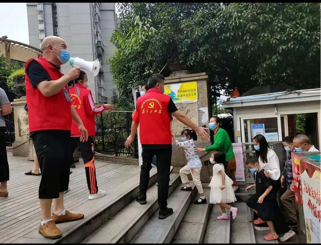 #社区书记算不算官？#
“社区书记算不算官？”这个问题引发了广泛的讨论。社区书记