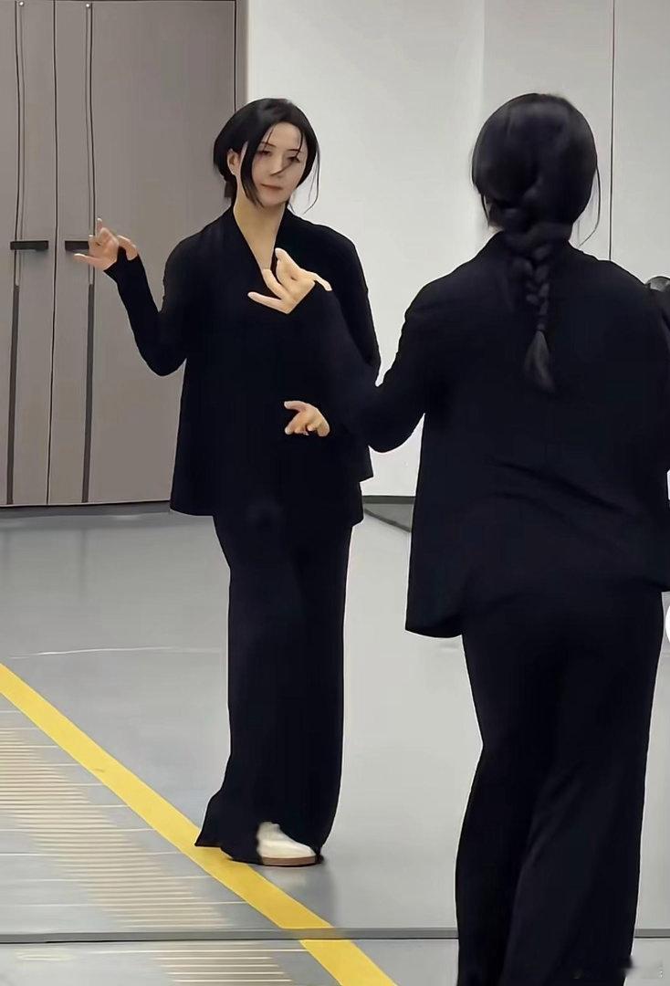 年过五十的杨童舒翩翩起舞，身姿轻盈状态绝佳，日常保养十分到位，气质风韵依旧出众动