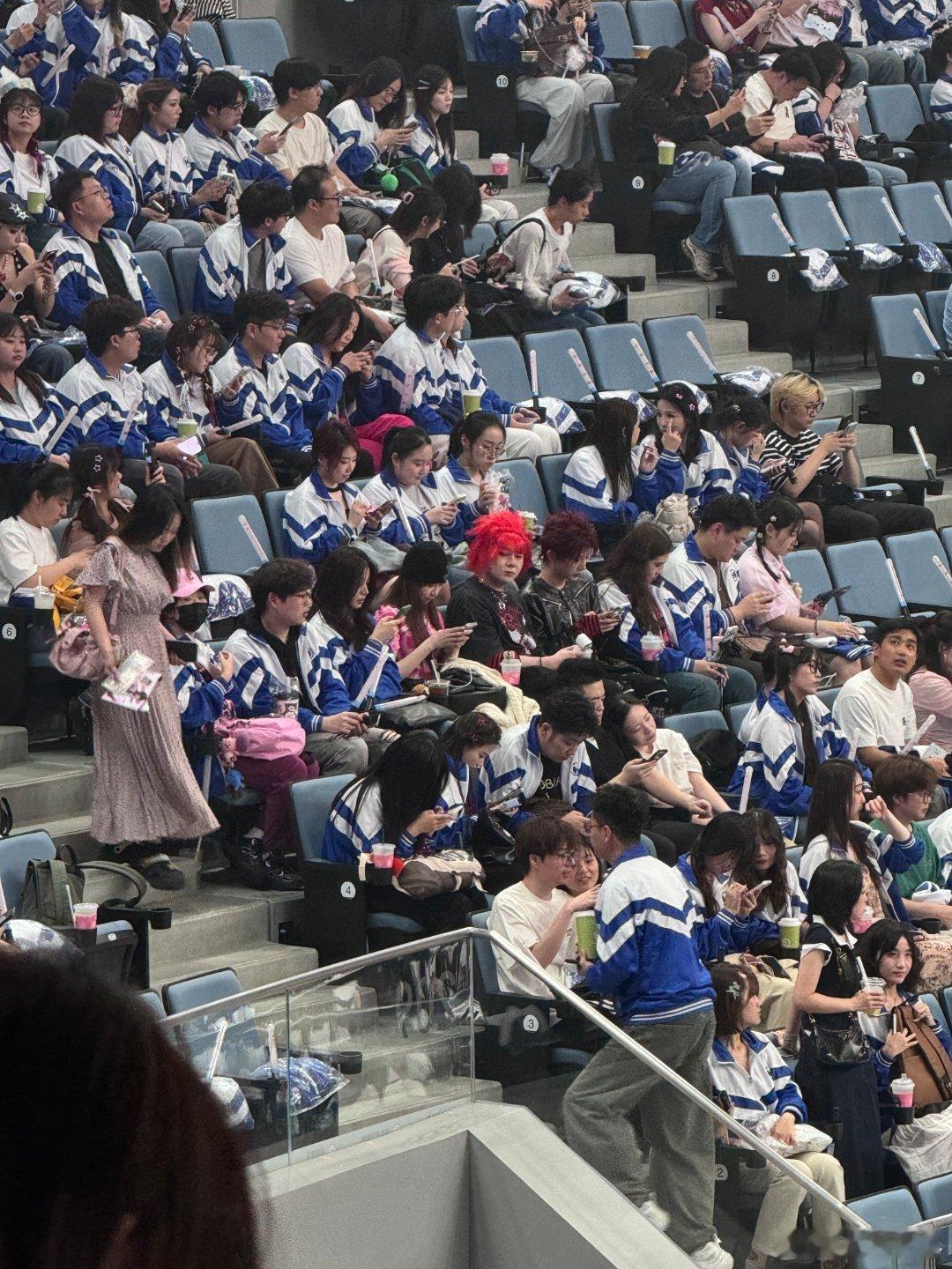 痞幼小黄豆去了徐良演唱会徐良演唱会偶遇痞幼小黄豆刷到路透直接愣住，痞幼和小黄豆也