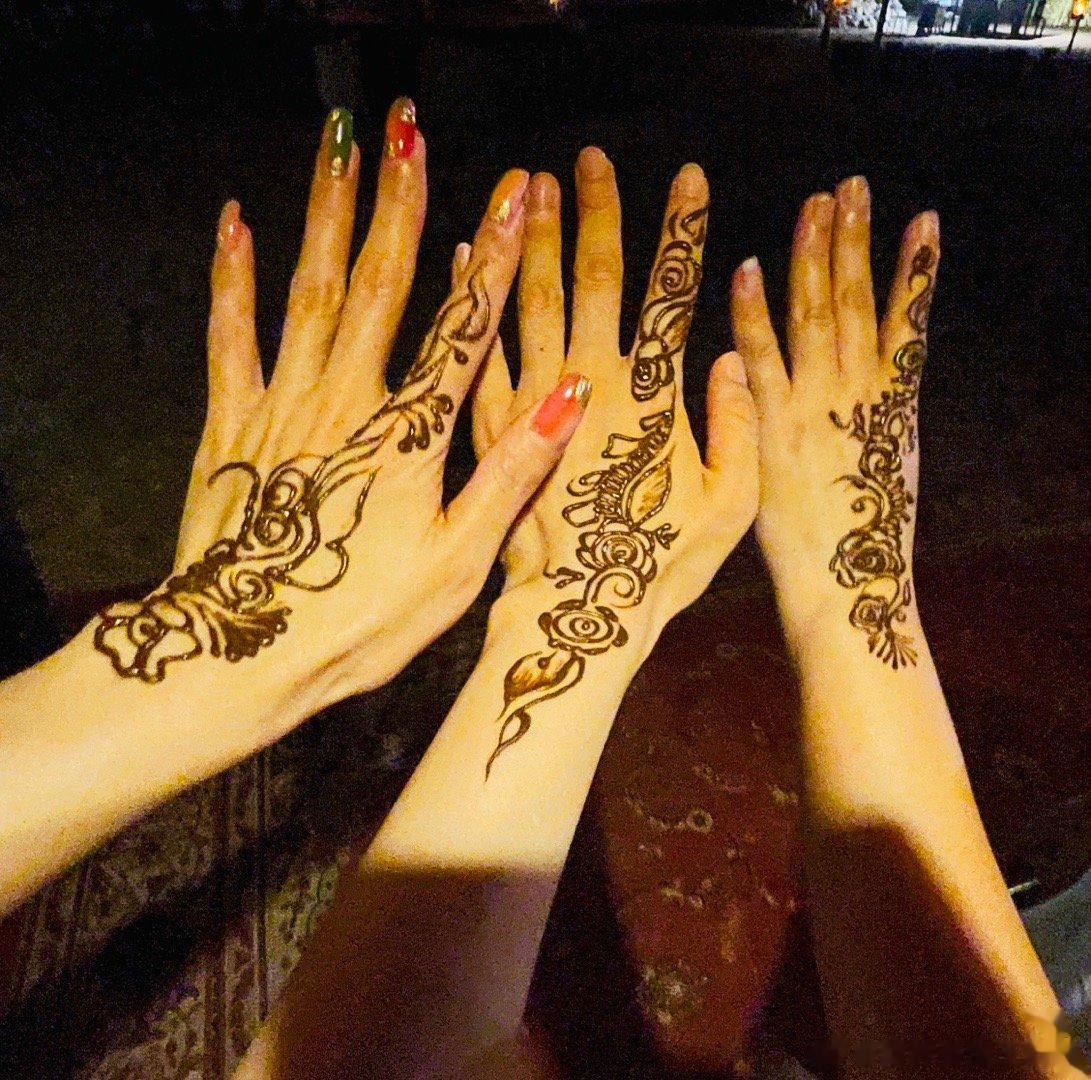 每个人被画的“海娜”都不一样，海娜图案具有不可思议的魔力，可以驱邪，相当于护身符