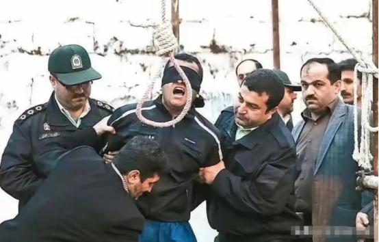 4月25日，伊朗对以色列间谍基尼亚处于绞刑，以警告美国以色列间谍，基尼亚在伊朗境