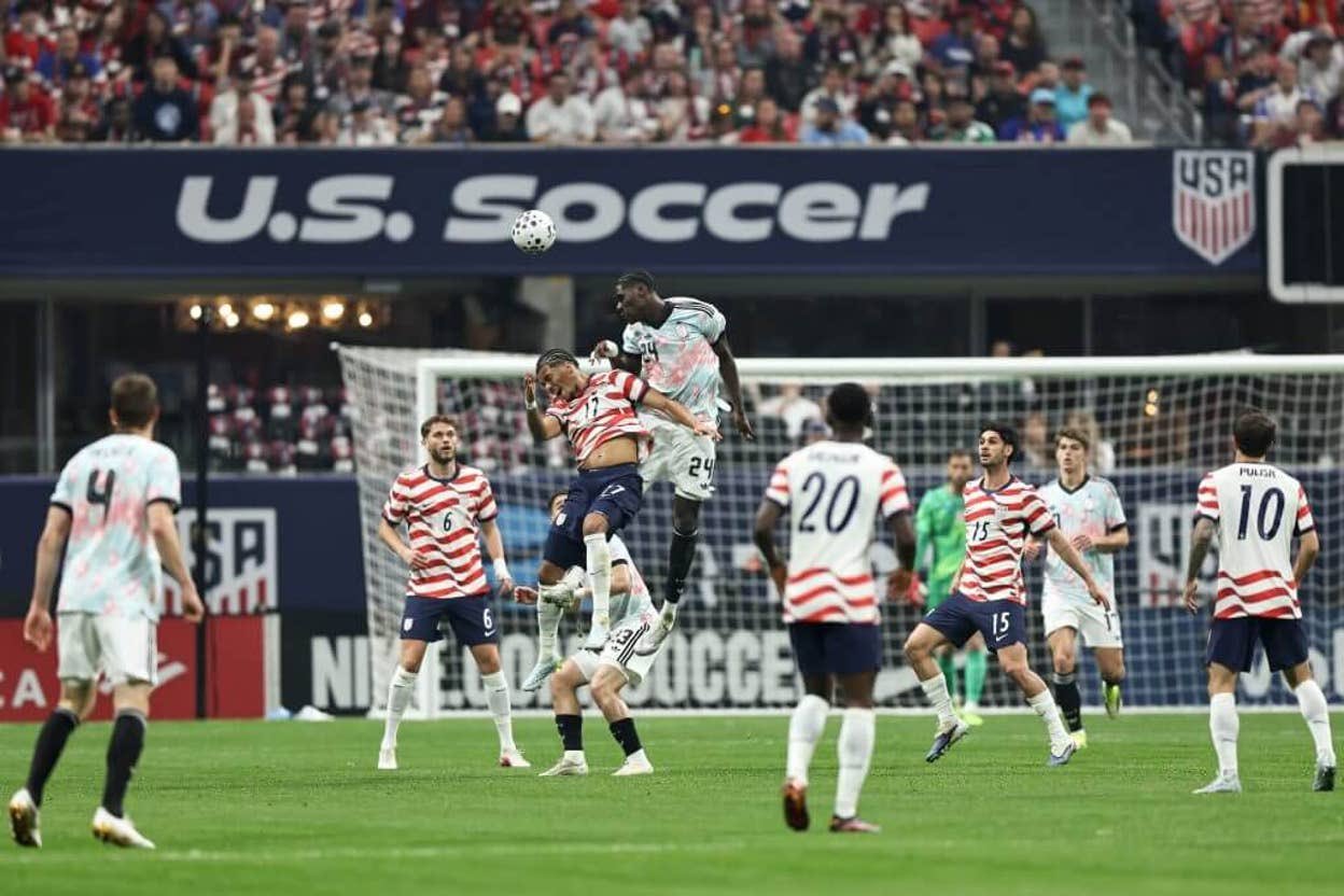 拉门斯谈昨晚与美国队比赛时球衣颜色相似导致难以分辨：说实话，比赛开始时确实挺困难