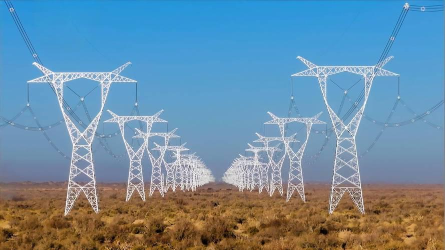 美软硬件优于早期先发积累，我国优于举国体制下基础设施超前布局

中美在关键基础设