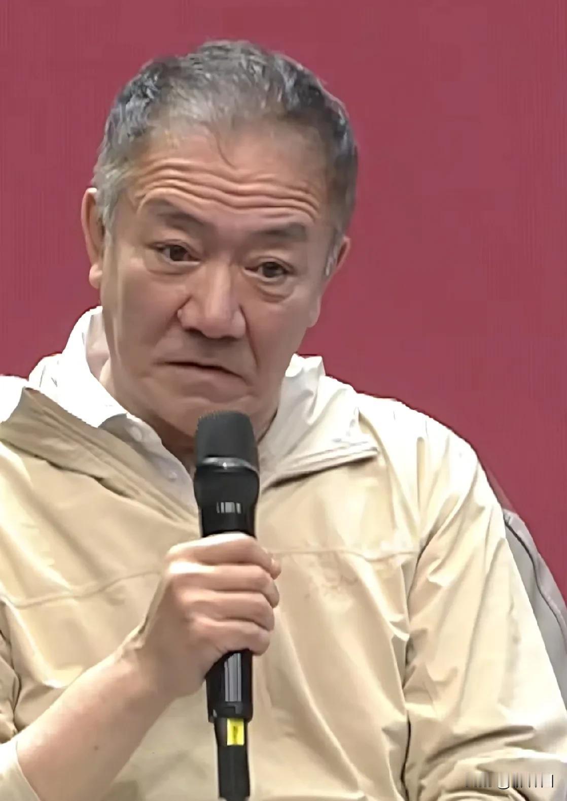 “硬汉”李幼斌那张无声却有种的脸，如今也老了，稀疏的白发，满脸堆积的皱纹。即使这