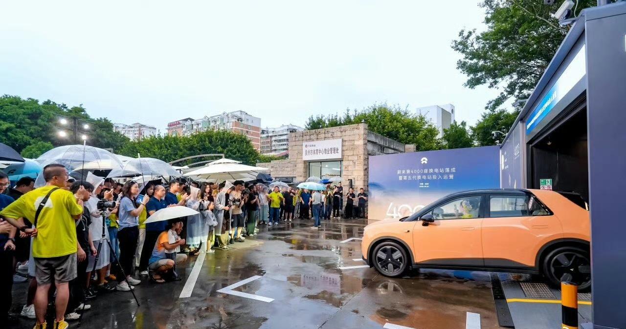 蔚来的第五代换电站终于来了，萤火虫也是站上了 C 位。萤火虫换电也更方便了，五代
