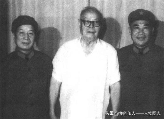 何廷一(左)、吕黎平(右)和叶剑英元帅在一起。