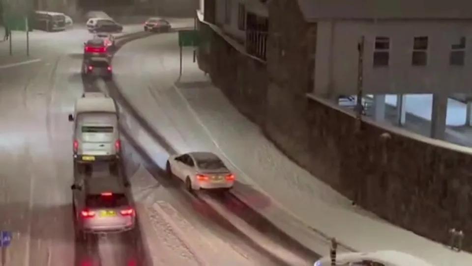 周日，寒流袭击全国，英国-12C 寒流中，数千人断电，大雪警告

玛丽亚姆·扎基