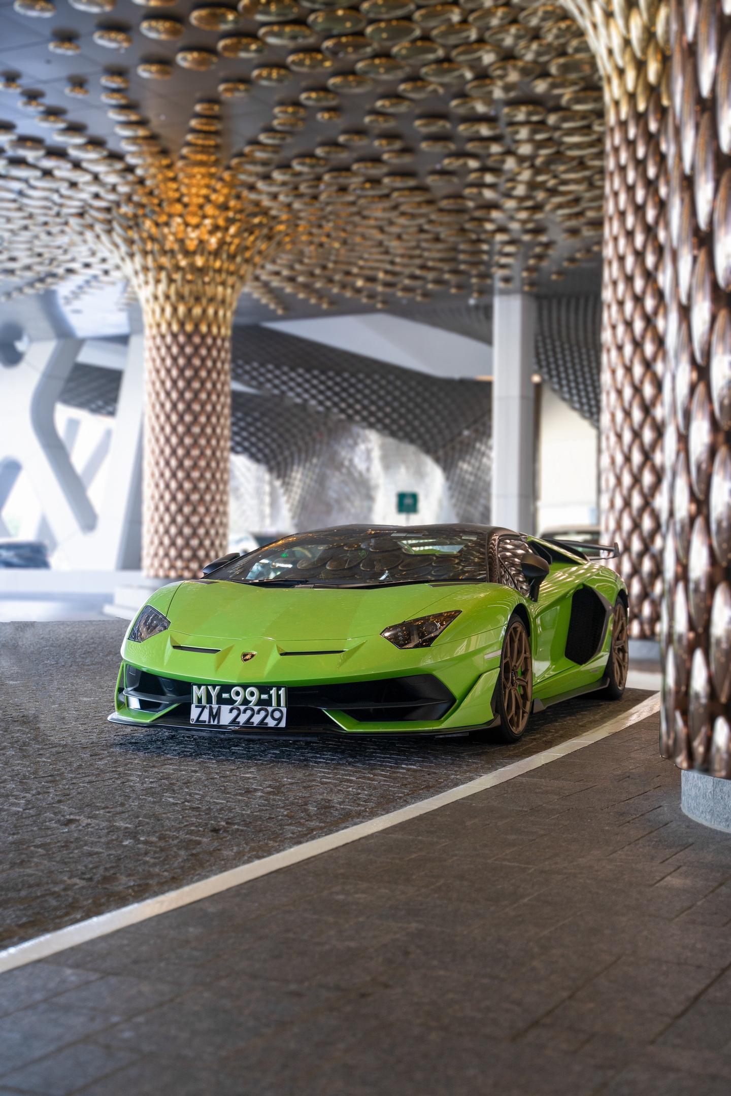 荧光绿兰博基尼Aventador Svj Roadster