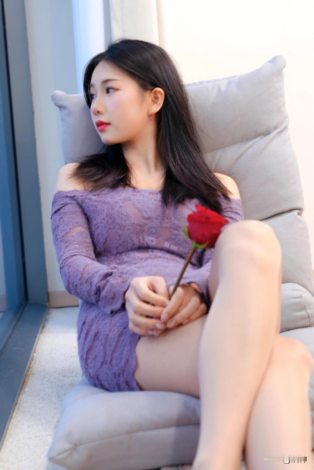 紫色诱惑
性感不失优雅
甜美与性感的气质美女
紫色系 美女 紫色写真 紫色礼服写