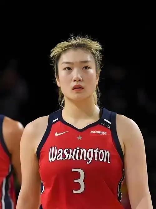 李梦这次可真让人很惊讶，31岁没能进入女篮世预赛名单，转头直接在国外赚得满满当当