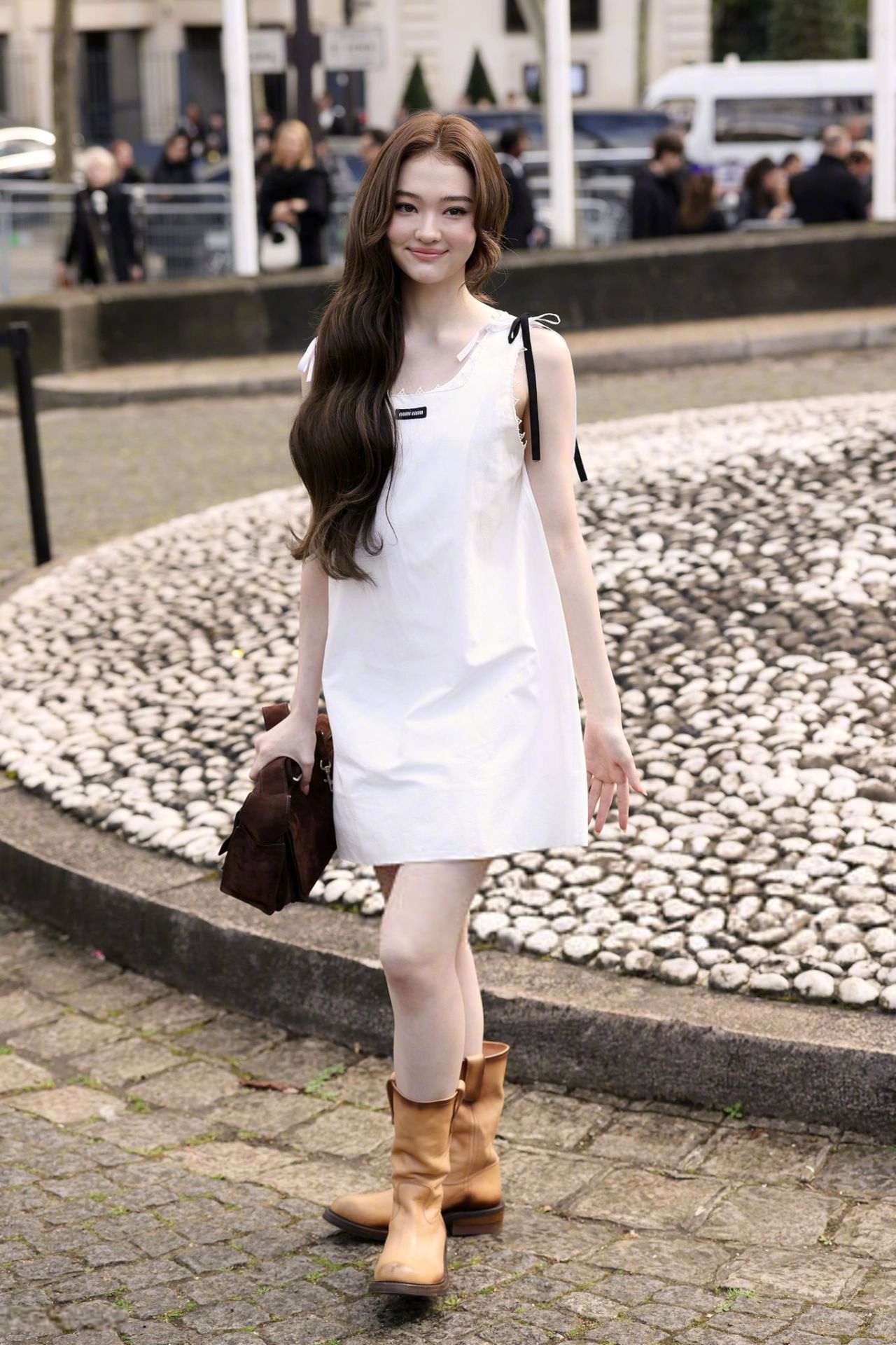 出席Miu Miu 2026秋冬发布秀女的Ella Gross ，身穿了一件清爽