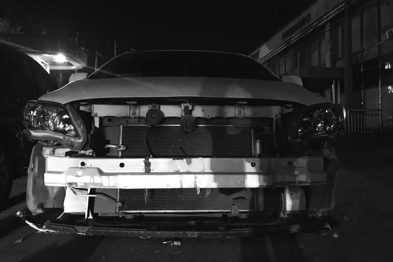 6月16日，痛心！江苏两名环卫工清晨被撞身亡，车辆飞速驶来时还顶着一辆面包车残骸