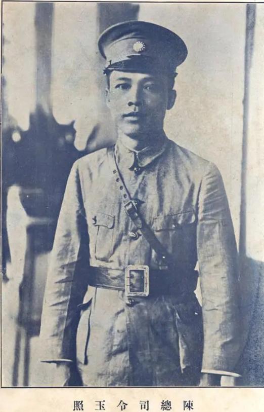 1941年，51岁的陈济棠携夫人，正坐在专机上，闭目养神，突然，被一名年轻女子喝