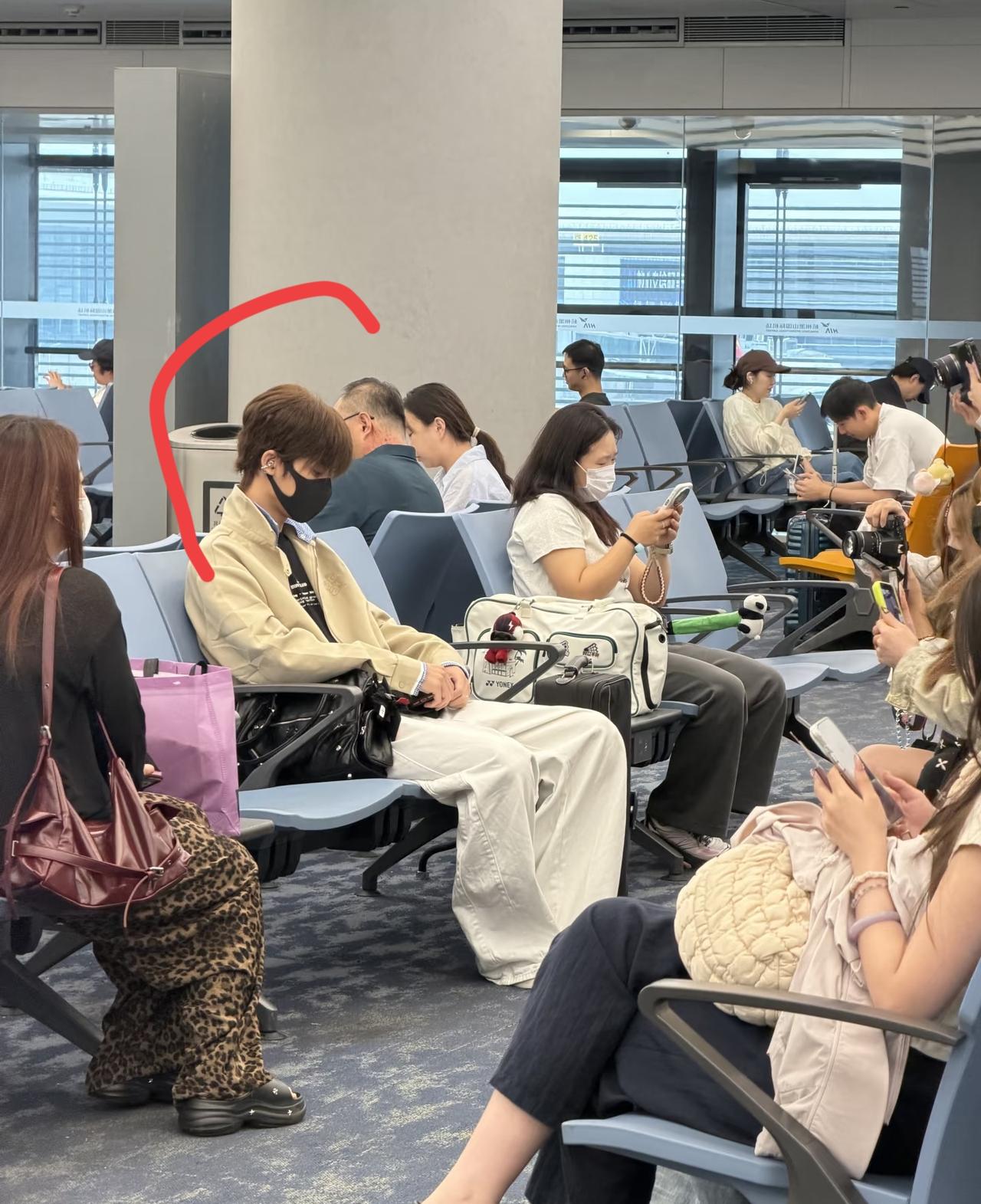 这应该是个男明星吧？感觉气质与众不同啊！