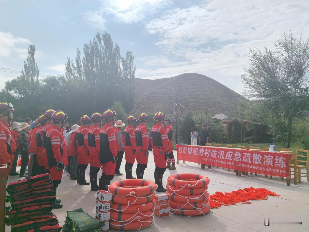 安全警戒组闻令而动，主要路口、低洼路段迅速拉起警戒带。抢险救援组同步出击，排查疏