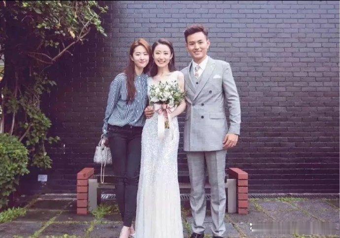 刘亦菲合照还有输的时候。美女朋友还是美女。刘亦菲虽漂亮，但没有惊为天人的感觉 