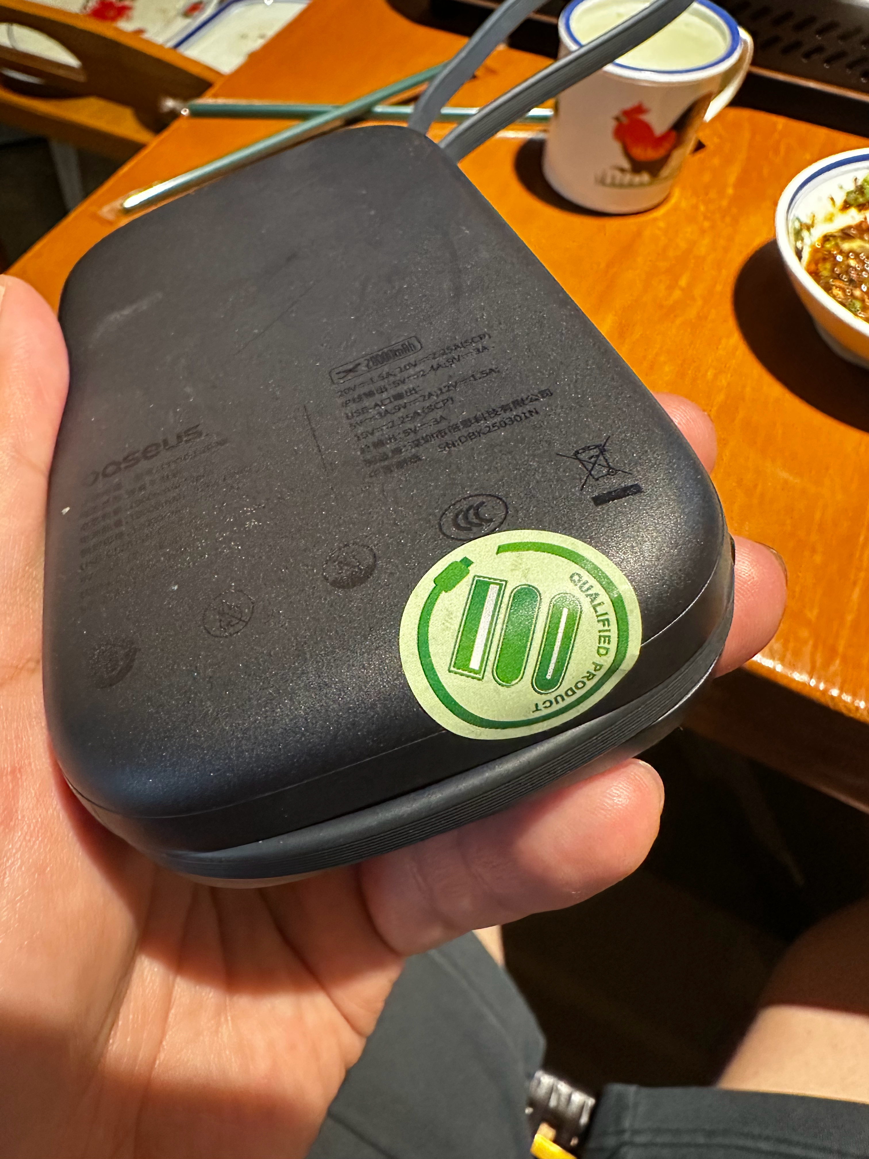 杭州机场带充电宝得贴上健康码才能过安检 ​​​