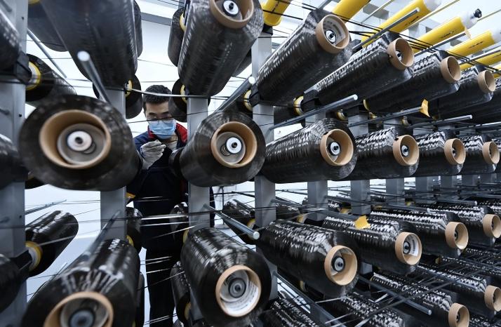 很多人没明白，中国T1200碳纤维突破后意义有多大？这么说吧？咱们战斗机、航天等