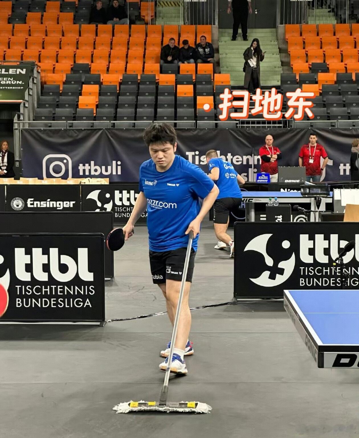 这组照片让我相信小胖从未丢失真我📷看到小胖在德甲赛场打扫地胶的这张图片，让我欣