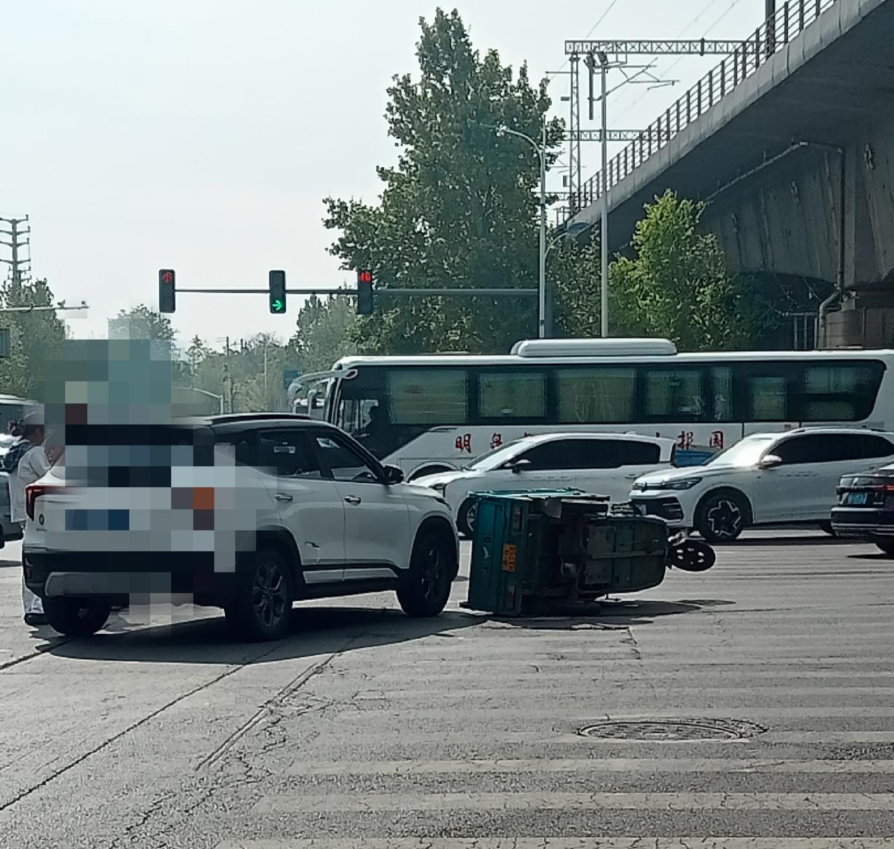 瞧瞧，这是今早我路过此地时目睹的场景。大家来评评，这起事故究竟是谁的责任呢？开车