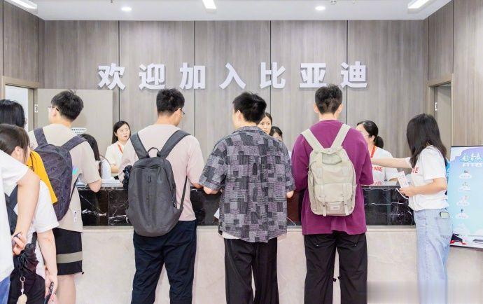 【3万多名应届生入职比亚迪，这则信息的背后，我们看到了什么？
-其一，新能源汽车