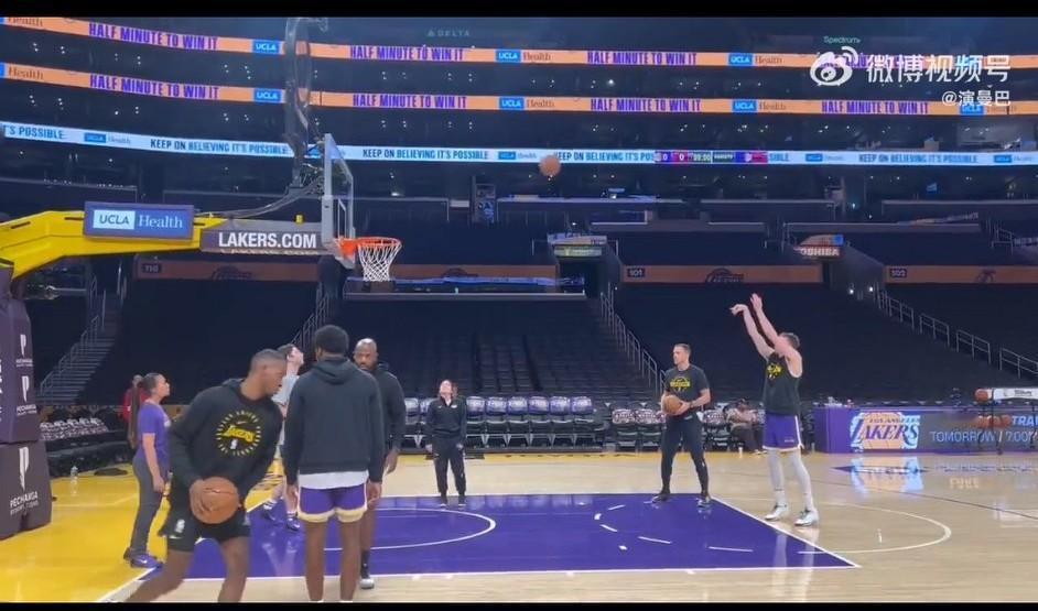 湖人今天打热火的动态，俗话说得好差生文具多，布朗尼今天早早就开始训练了。
虽然布