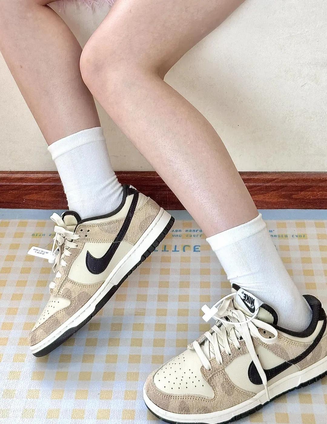 这双Nike够个性 日常通勤
鞋子面料有点麂皮的感觉，穿着很有质感
颜色搭配也很