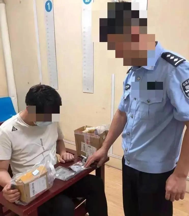 血亏！1.6万把自己送进监狱，21岁大学生的坑千万别踩！
 
谁能想到，一趟跑腿