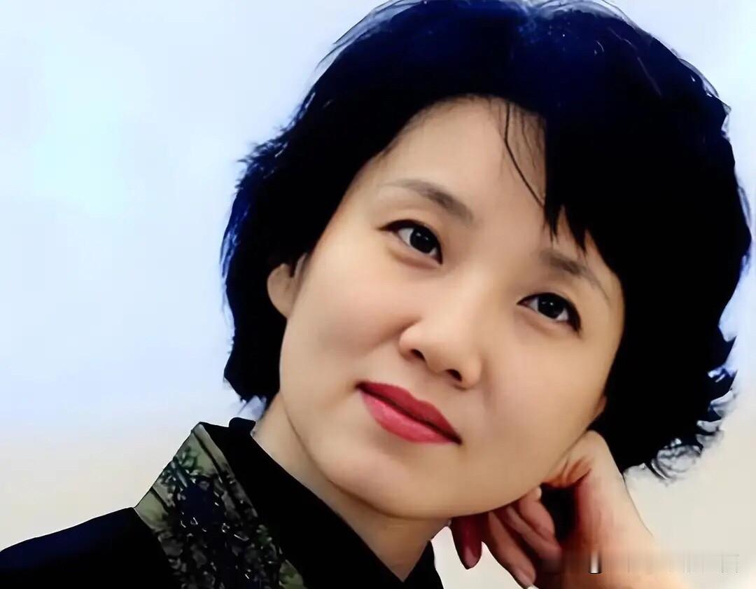 她是跟倪萍一样漂亮有气质的女主持人，相貌美气质佳，声音特别动听，主持风格特别大方