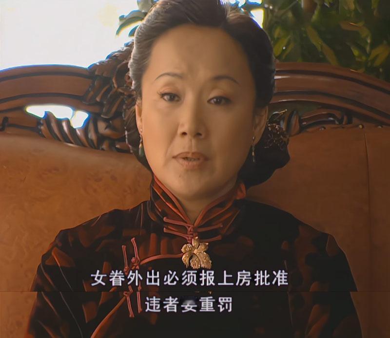 这大概就是金家女儿比儿子优秀的原因。

金家女眷外出得报上房批准，而男的却可以随