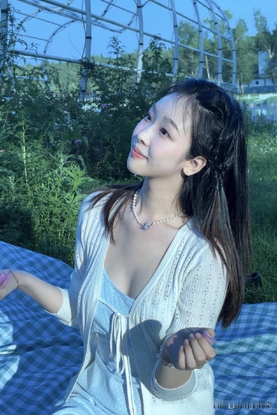 阳光下的少女，微笑如花，岁月静好。