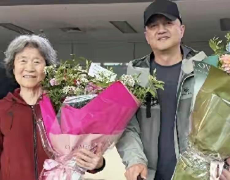 李亚鹏最大的财富应该是自己的母亲。84 岁了还能跟着儿子回到故乡。母亲的伟大就是