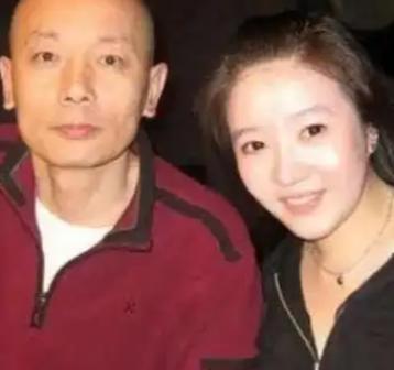 1995年，葛优拍戏赚了350万，把钱全部交给了妻子贺聪。谁知贺聪转身就在北京买