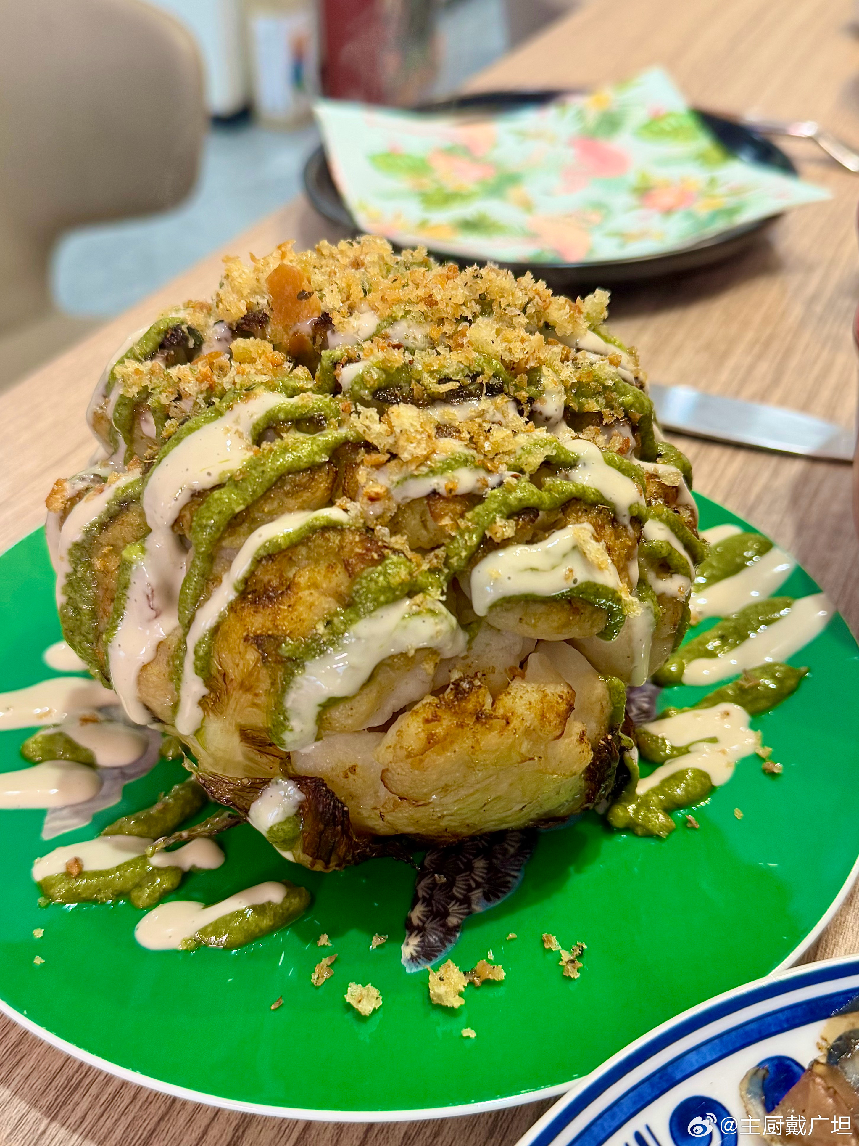 3.8女王节家宴：蓝纹菊苣沙拉，自制小餐包、烤整颗花菜、经典的意大利千层面、黑松