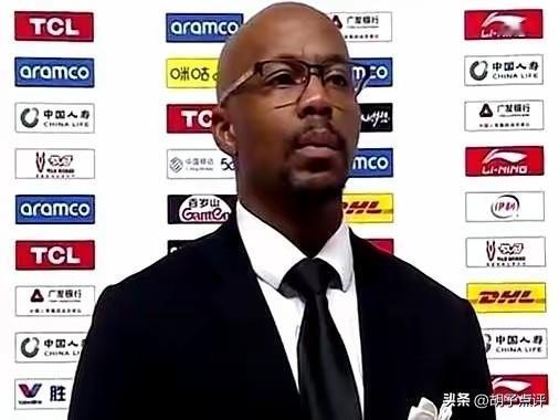 广州龙狮遇到大麻烦了，因为囊中羞涩，要留不住球队功勋教练米切尔了！

合同马上同