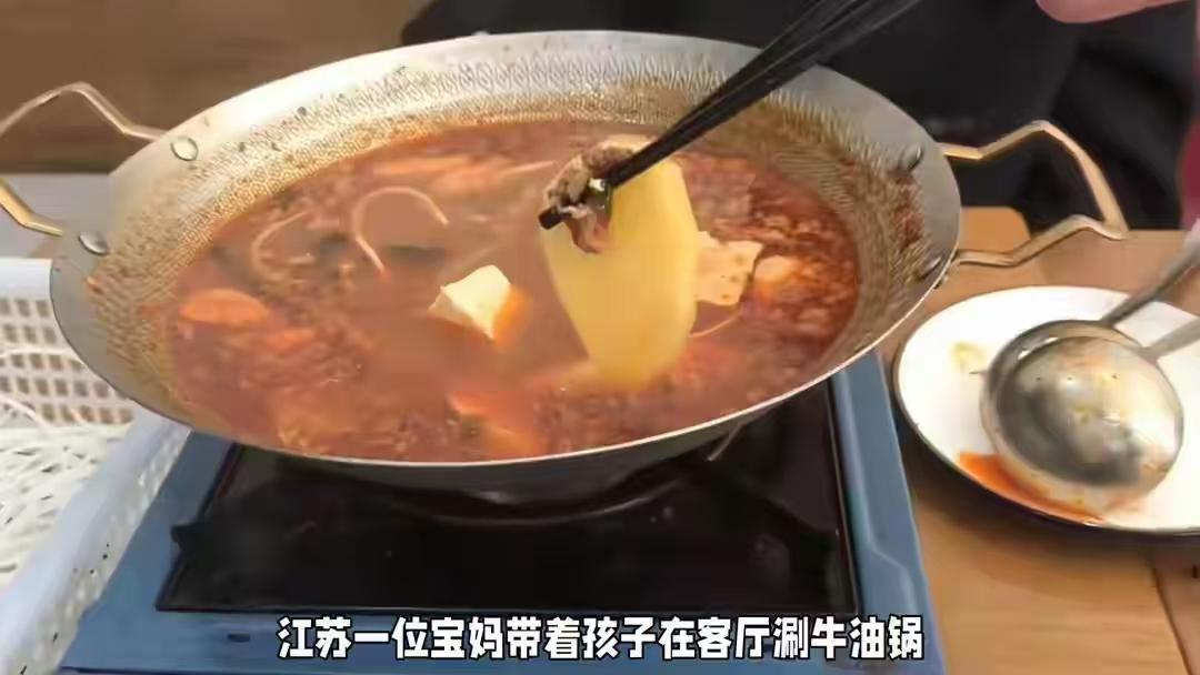 真的太惊险了！江苏连云港一位妈妈带着孩子，在客厅煮火锅，本来是开开心心的居家小聚