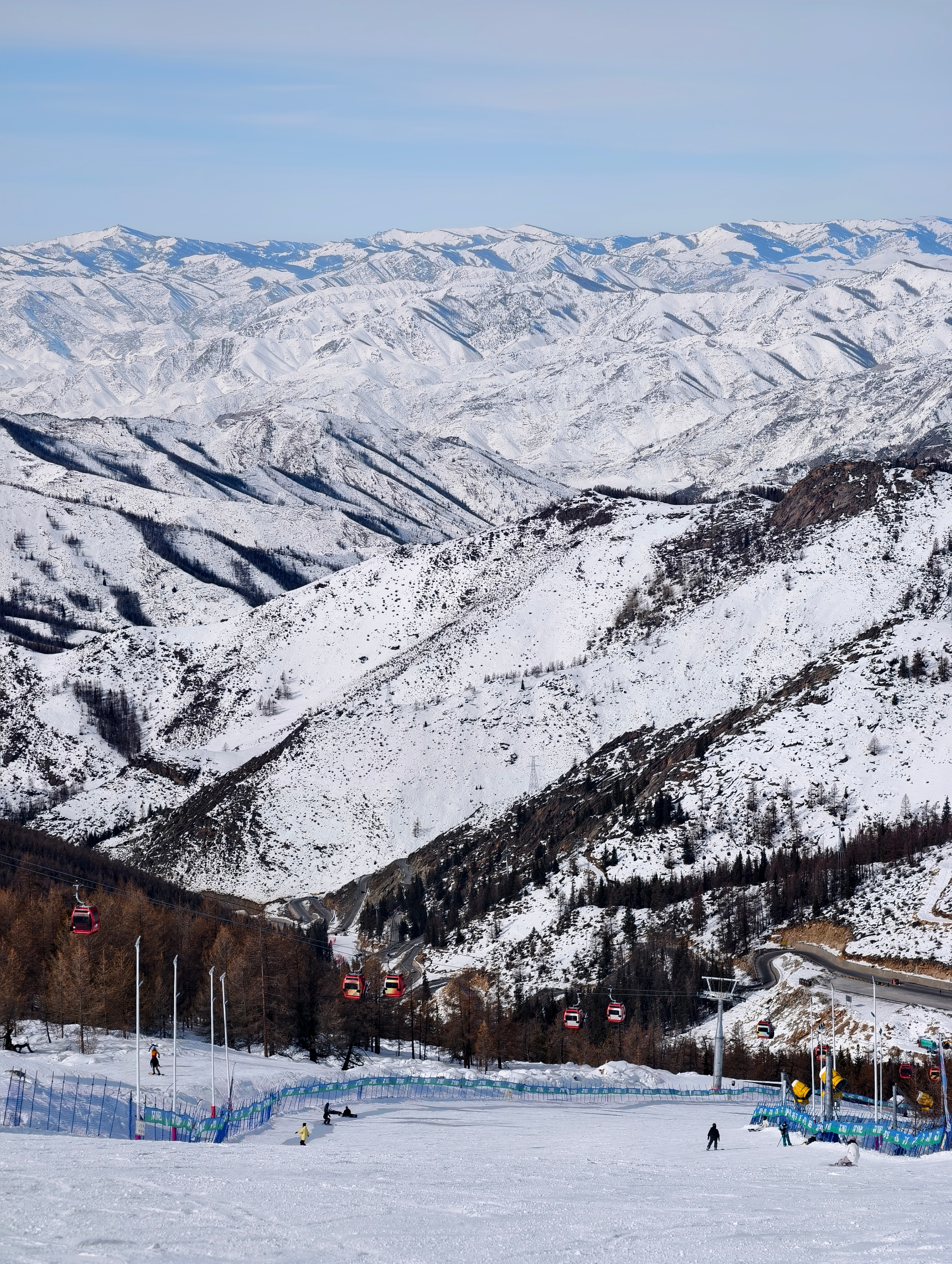 刚来到可可托海滑雪场的我震惊了…[衰]主干道全都是刻滑大师，一个个从身边飞过，真