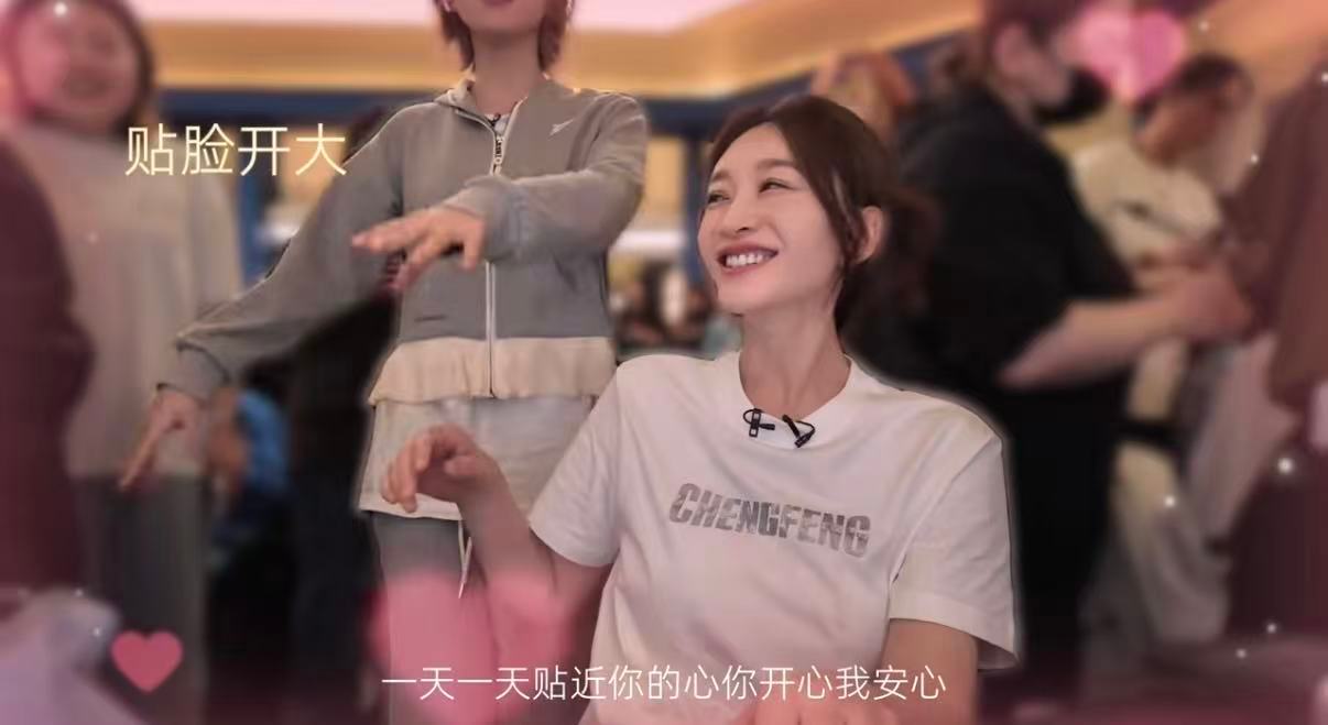 黄灿灿贴脸李小冉玩梗李小冉回应网友玩梗开心最重要 这俩人怎么这么有梗！黄灿灿贴脸